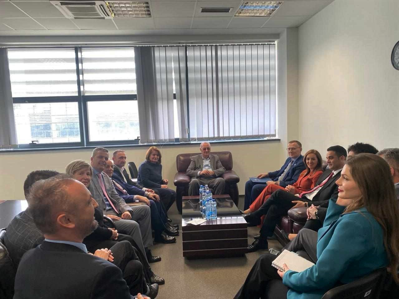 Adresimi me kohë i sfidave dhe zbatimi i objektivave të punës për vitin 2024, ishin në fokus të vizitës së kreut të Këshillit Prokurorial në Prokurorinë e Apelit dhe në Prokurorinë Themelore në Prishtinë