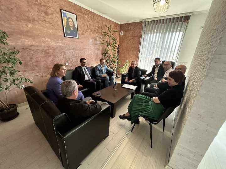 Kryesuesi Hajdaraj viziton Prokurorinë Themelore në Mitrovicë
