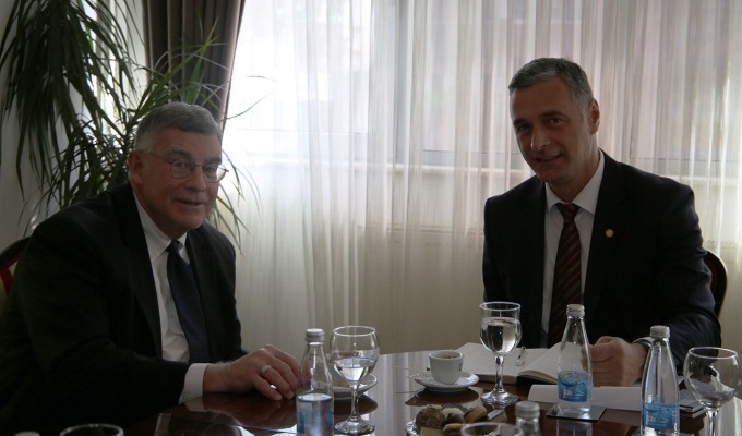 Kryeprokurori i Shtetit, Aleksandër Lumezi, zhvilloi takim pune me kryeprokurorin e Zyrës së Prokurorit të Specializuar, David Schwendiman