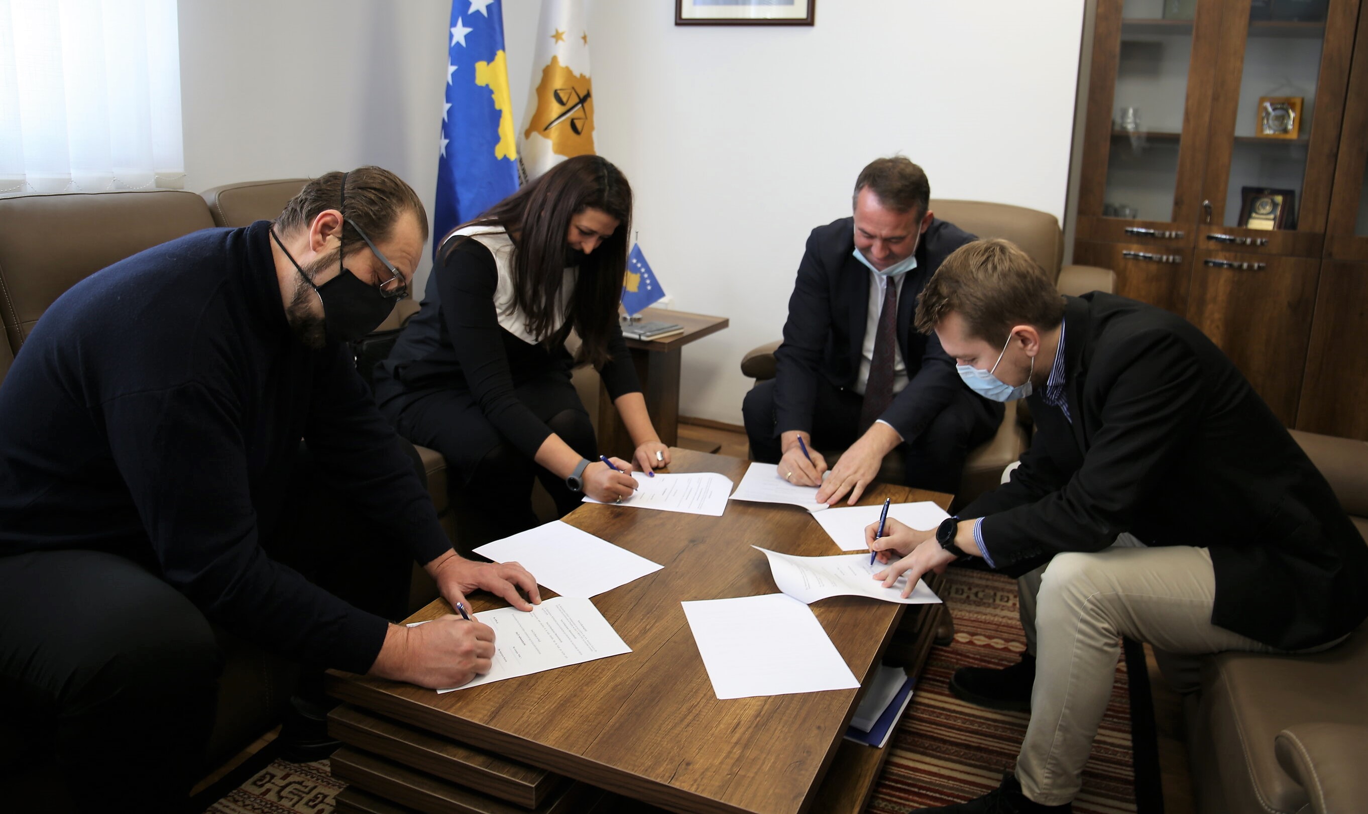 KPK, FOL, Internews Kosova dhe Debate Center nënshkruan memorandum mirëkuptimi