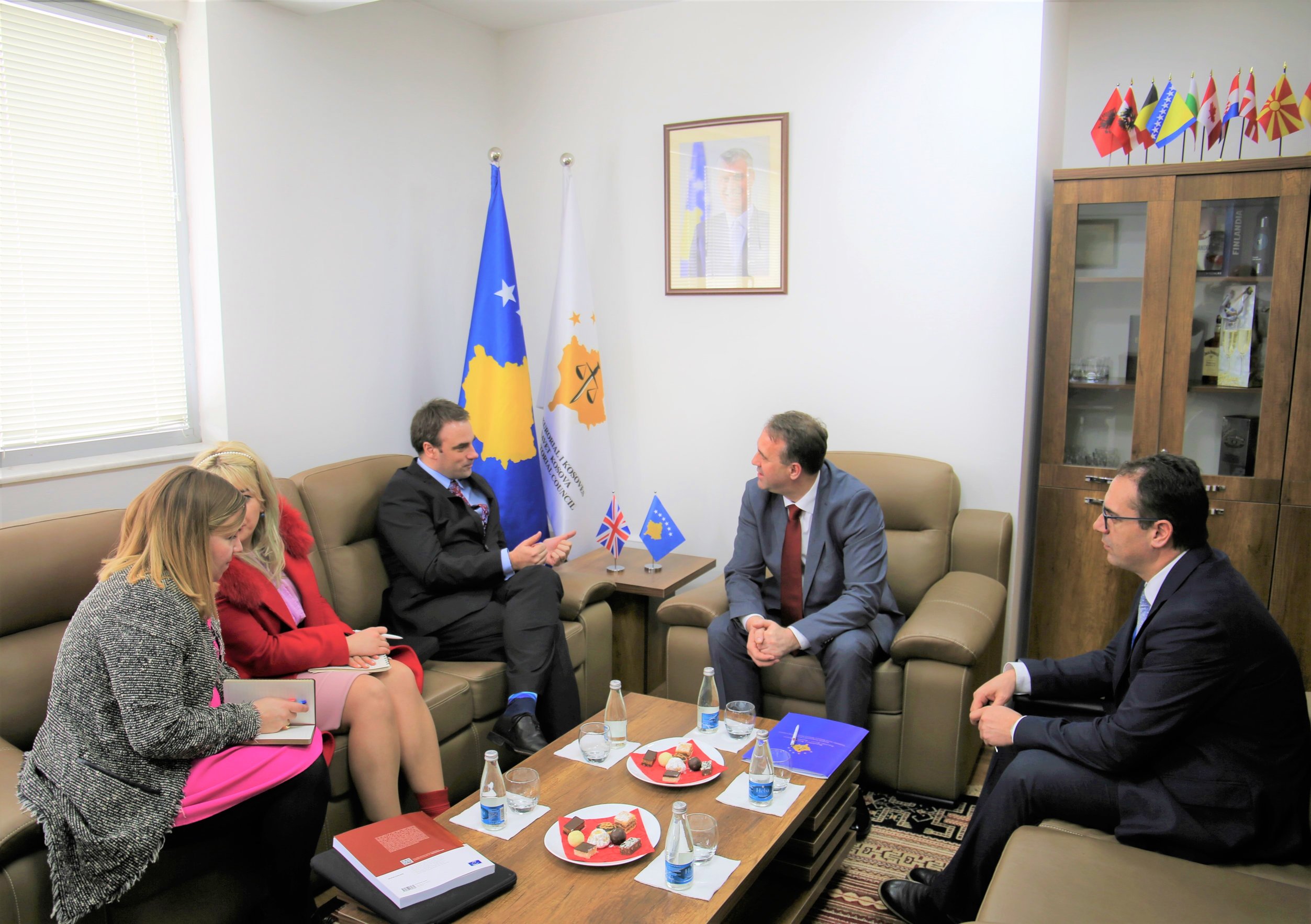 Kryesuesi i Këshillit Prokurorial priti në takim Ambasadorin e Mbretërisë së Bashkuar në Kosovë
