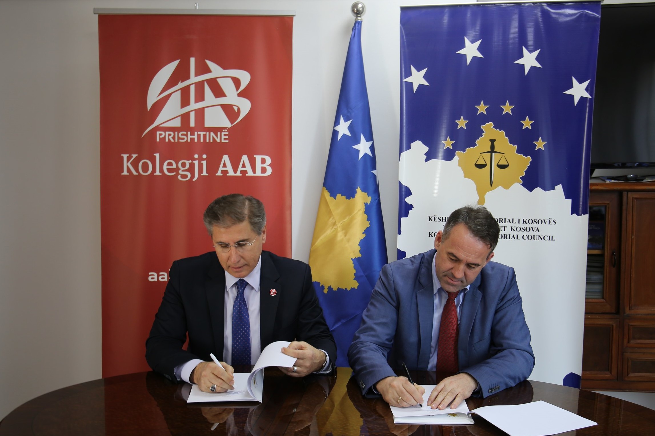 KPK-ja dhe Fakulteti Juridik i Kolegjit “AAB” nënshkruajnë memorandum bashkëpunimi
